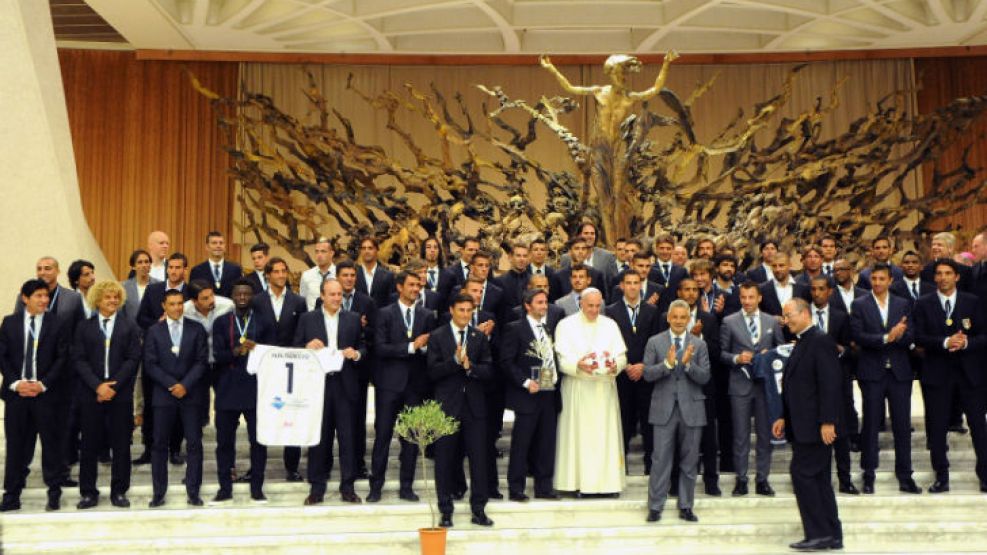 Sarti es quien hace un año reunió en Roma a sesenta de los más destacados futbolistas de la actualidad para jugar en el Estadio Olímpico un partido a beneficio promovido por el mismísimo Papa Francisc