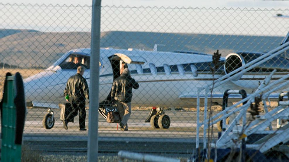 Lázaro Báez subiendo a su avión el LV-ZSZ