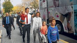 Familia. Al consagrarse electo, Justin con su esposa, la ex presentadora de TV Sophie Gregoire, y sus hijos, Xavier (8), Ella-Grace (6) y Hadrien (1).