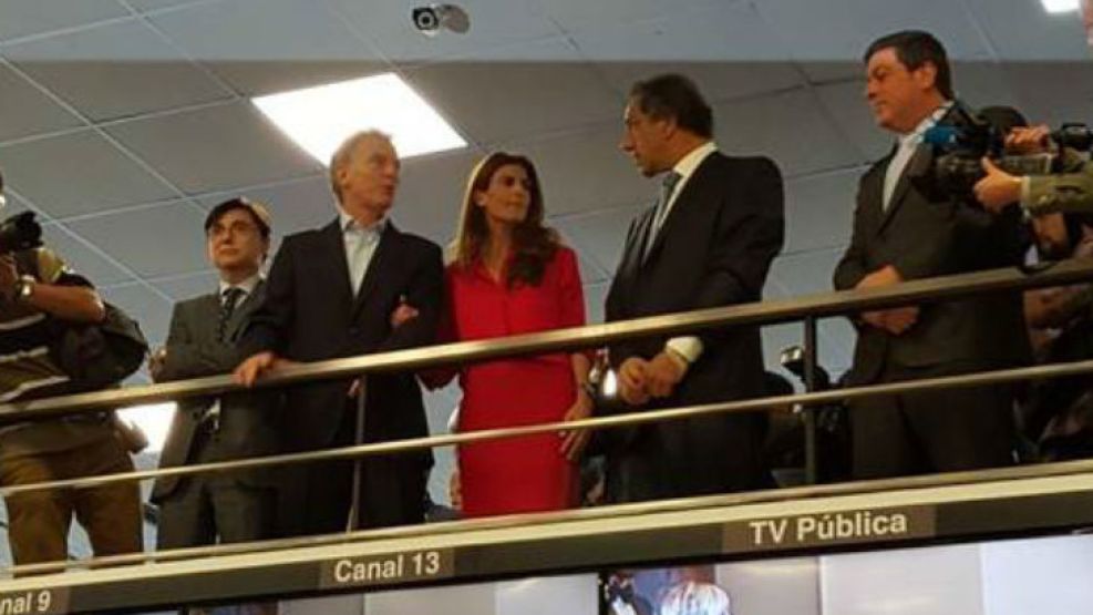 “Esta foto, de ustedes dos juntos, la considero muy simbólica, es un símbolo de unión en el acto de inauguración de un edificio como el de Editorial Perfil”, le insistió Fontevecchia.