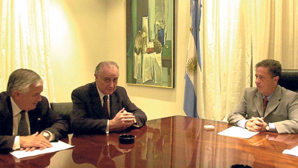 Sacudon. Remes Lenicov, junto a Duhalde, en su corto y movido paso por Economía en 2002.