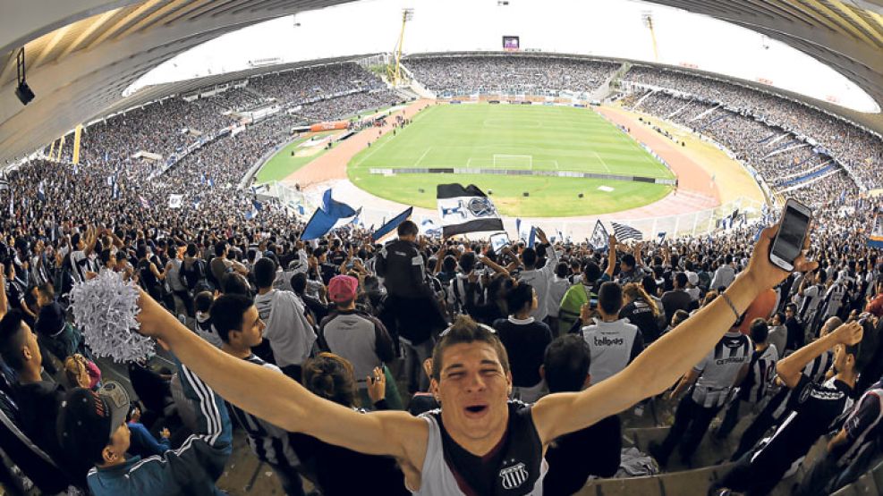 Azul y blanco. El domingo pasado, contra Unión Aconquija, el estadio Mario Kempes explotó. Fueron cerca de 60 mil personas.