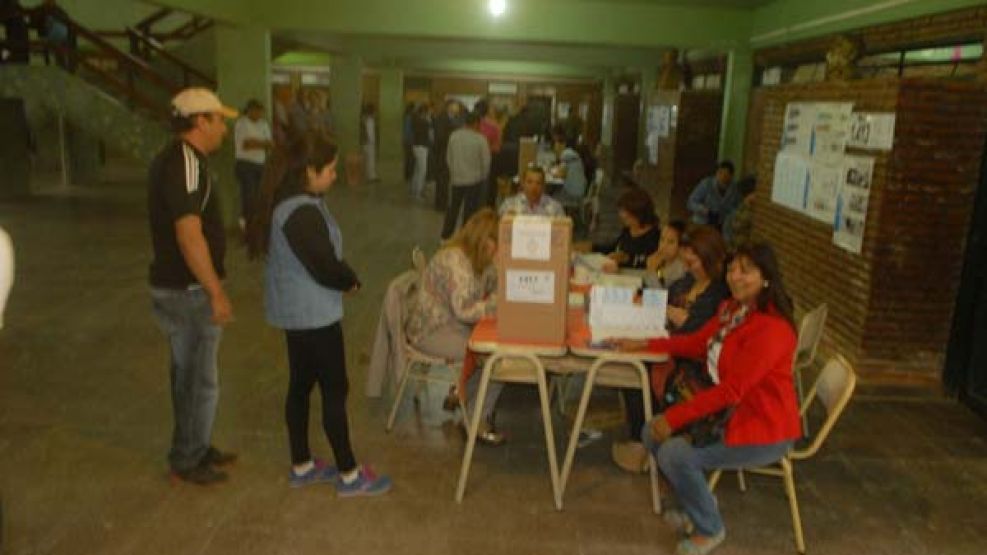 Importante afluencia de votantes en las primeras horas en Santiago del Estero.