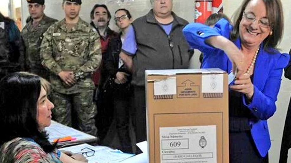 Alicia K votó en una urna abierta