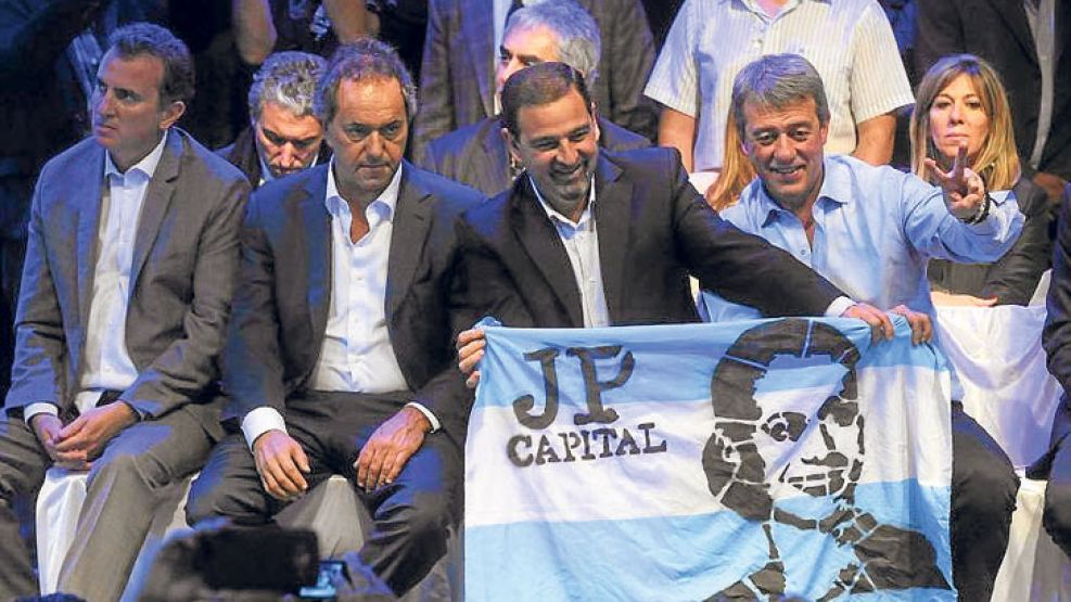 Simbolos. Daniel Scioli, con Evita. Mauricio Macri, con Perón. 