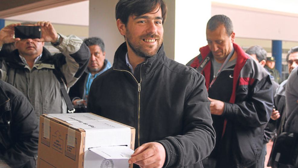 Sonriente. Del Caño votó en Mendoza y regresó a Capital.   