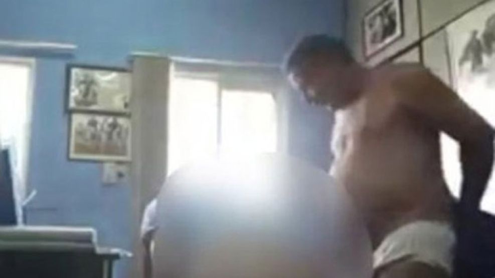 Un intendente paraguayo se grabó en un encuentro sexual con una joven en su oficina.