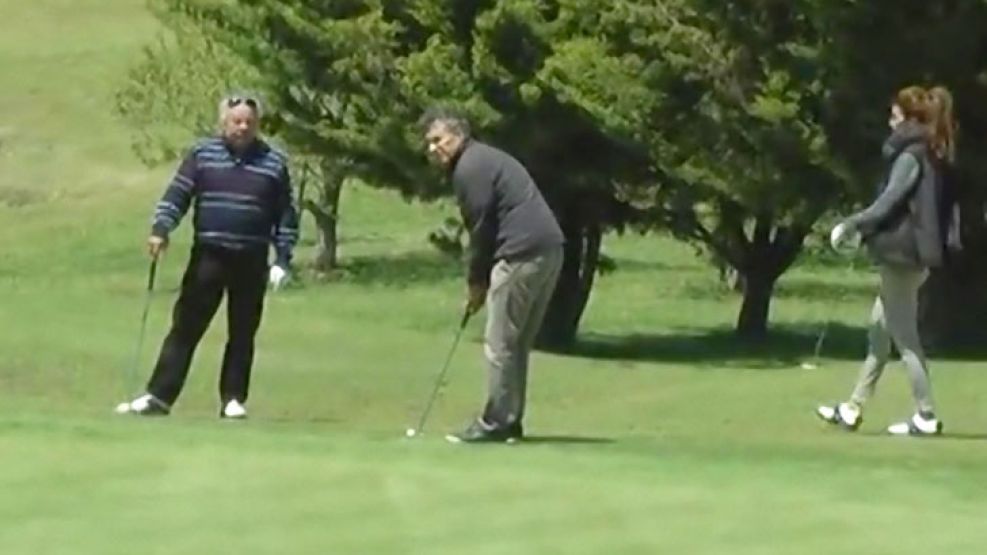 SWING. El candidato jugó al golf ayer al mediodía en el club El Valle, cercano al campo de su tío Jorge Blanco Villegas.