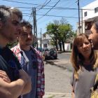 Actores militantes. Pablo Echarri junto a Fernán Mirás hablando con vecinos, camino al balotaje. | Télam