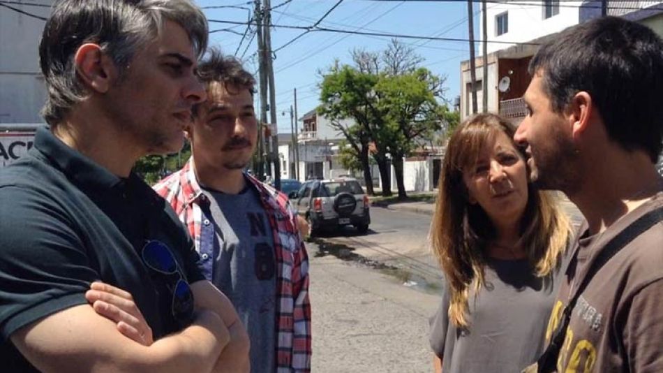 Actores militantes. Pablo Echarri junto a Fernán Mirás hablando con vecinos, camino al balotaje. | Télam