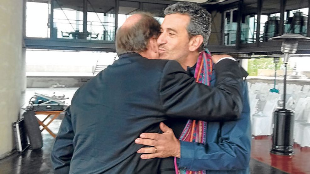 Abrazo y beso. En un evento de una bodega se cruzaron el presidente de la UCR y el funcionario.