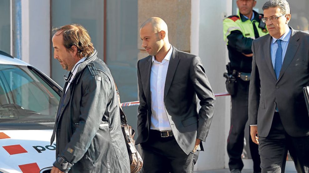 Confesion. El jueves 29, Mascherano sale de un juzgado de Barcelona, donde aceptó su delito.