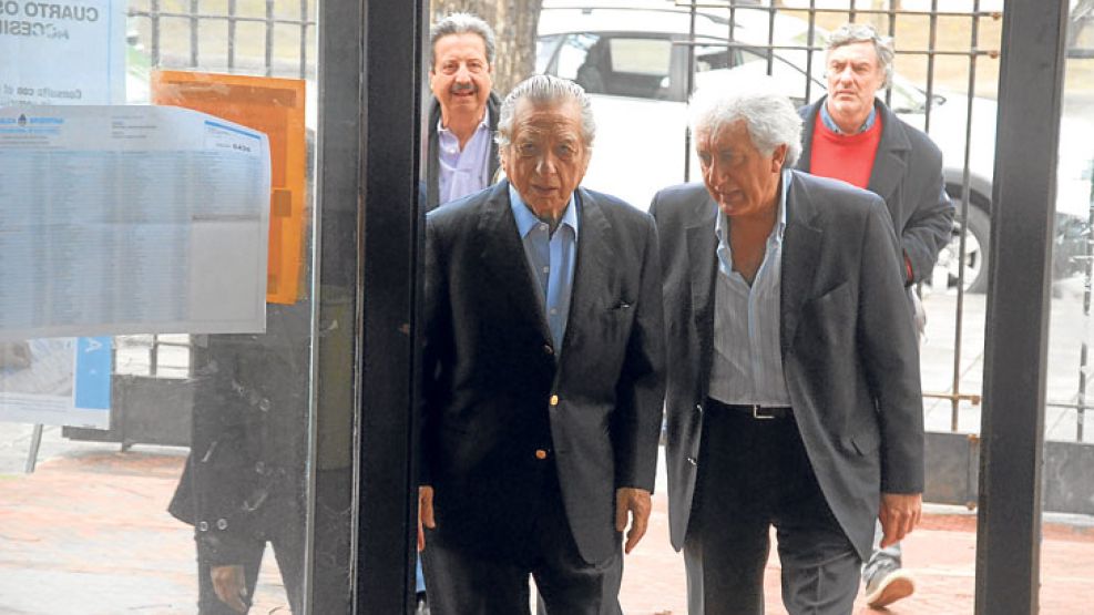 Elecciones. Franco (85) fue a votar acompañado por un colaborador. El domingo de elecciones visitó a su hijo en el búnker.