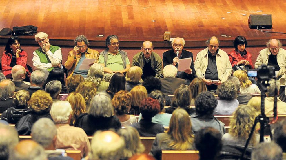 En la biblioteca nacional. Entre rostros de preocupación, Ricardo Forster propuso dejar para otro momento las críticas a Scioli.