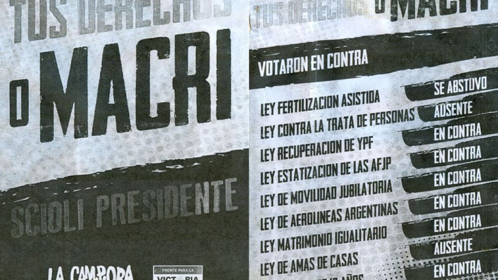 El folleto es repartido puerta por puerta en los barrios de Capital y el Conurbano por militantes de La Cámpora.