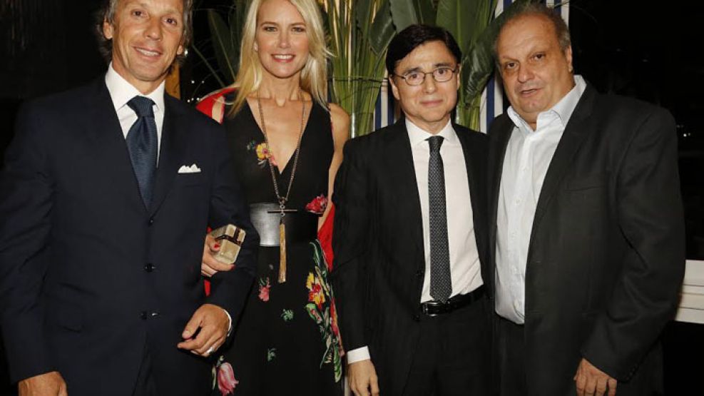 Jorge Fontevecchia, junto a Hernán Lombardi y Valeria Mazza y su esposo Alejandro Gravier.