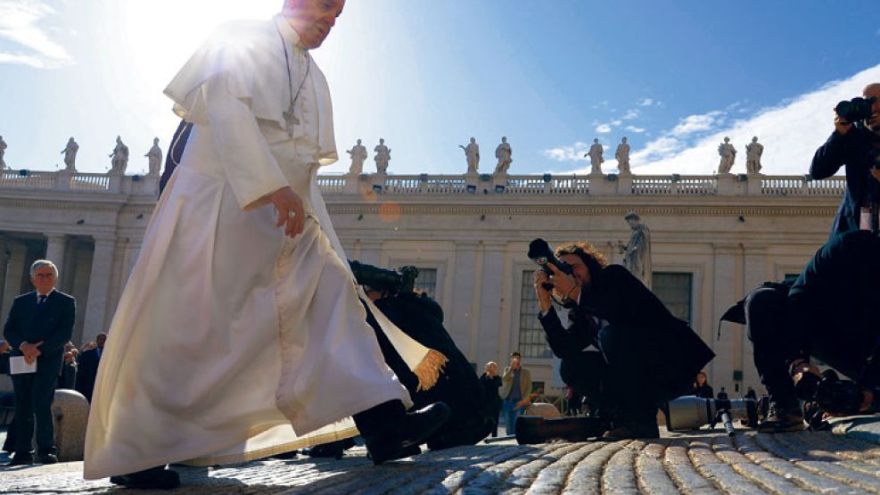 En accion. Jorge Mario Bergoglio habilitó días atrás el arresto de las dos personas sospechadas de haber filtrado los documentos difundidos en los explosivos libros Avarizia y Via Crucis.