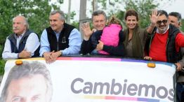 El candidato presidencial de Cambiemos,Mauricio Macri junto al expostulante de UNA, Sergio Massa.