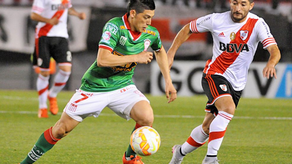 Duelo especial. Espinoza, una de las figuras, ante la marca de Casco, quien nunca lo pudo detener. El gol llegó de un despeje del defensor que rebotó en el delantero.