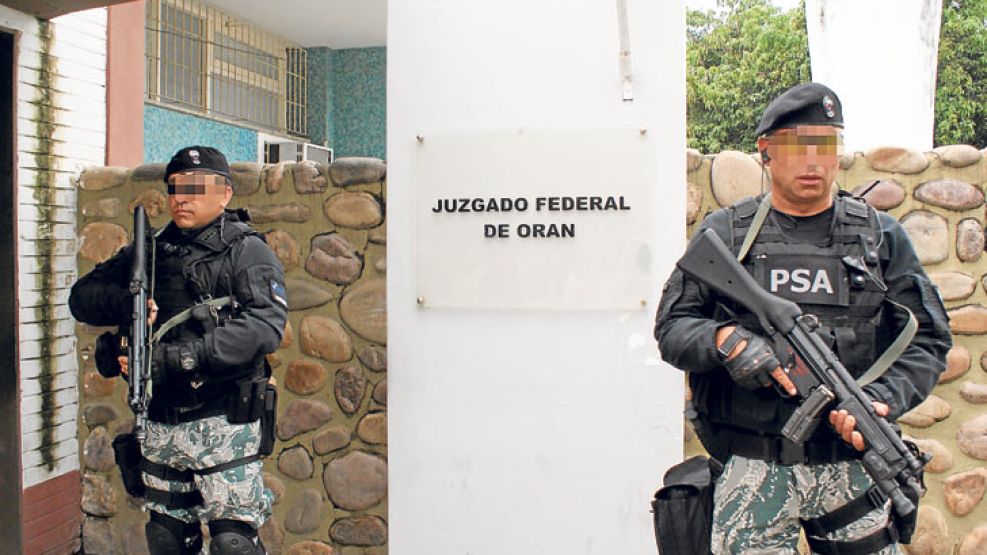 Miercoles. Un fuerte operativo durante el allanamiento al único juzgado federal de Orán, Salta. 