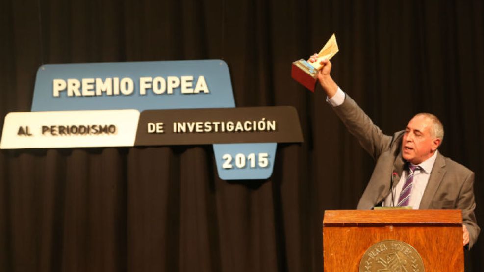 Gustavo Sierra ganador del Premio FOPEA al Periodismo de Investigación 2015.