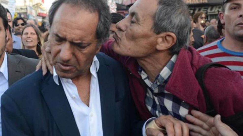 Las redes sociales se burlan por los besos de Scioli.