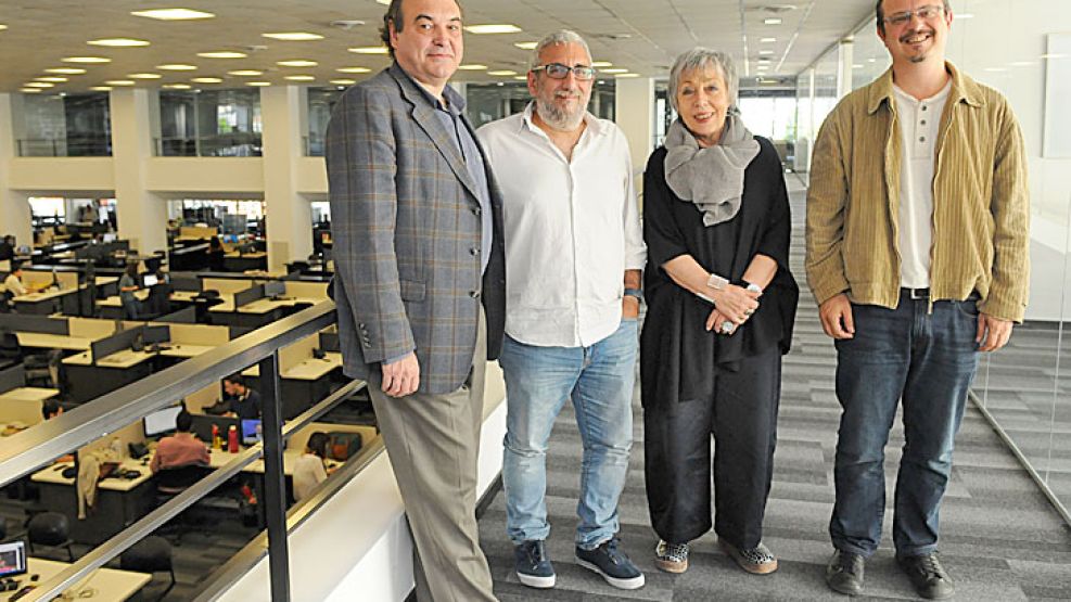 En la editorial. Samuel Cabanchik, Pablo Alabarces, Norma Morandini y Alejandro Grimson aceptaron discutir, más allá de las diferencias. Un cambio de época.