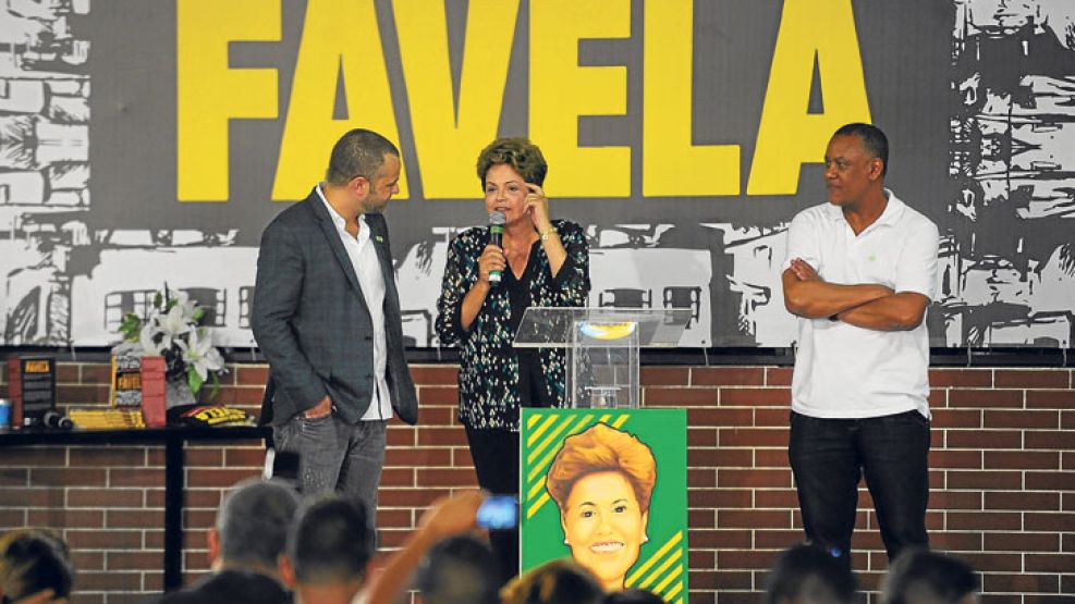 Presentacion. Dilma el año pasado en el lanzamiento de un libro que aborda la influencia de los barrios marginales en su país.
