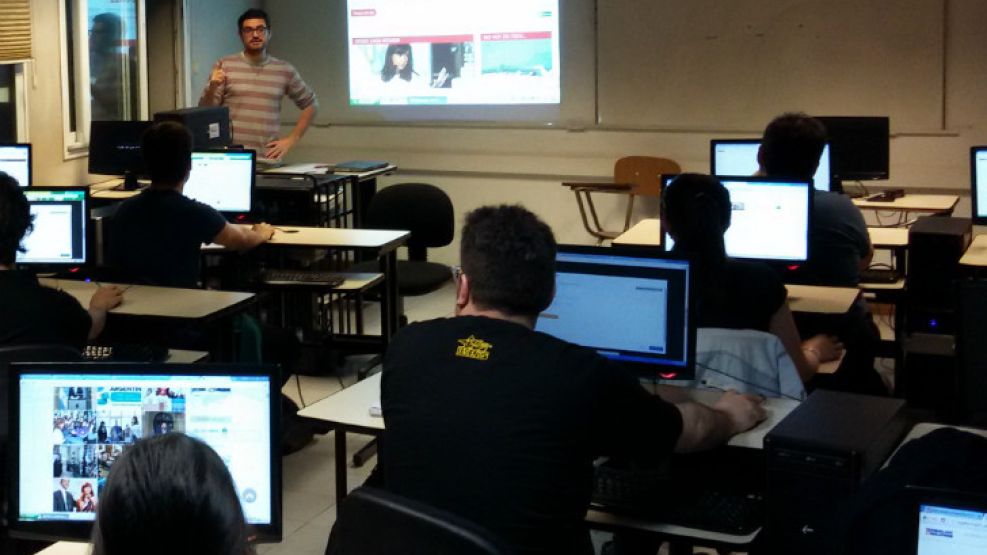 Germán Angeli, Editor General de Perfil.com, y los alumnos del posgrado de Perfil / USAL.