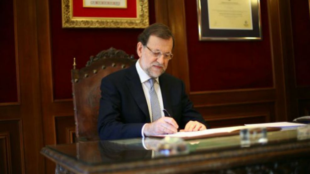 "Nada más conocerse la Resolución del Parlament, he firmado la solicitud de Dictamen al Consejo de Estado", expresó Rajoy en su cuenta de Twitter. 