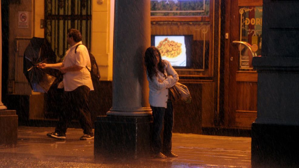 La tormenta provocó calles anegadas.