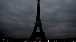 La torre Eiffel no prendió sus luces en la noche del viernes.