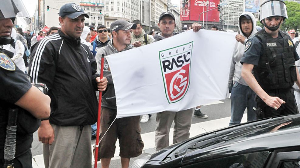 Clima. Ayer, empleados de Rasic (Cresta Roja) cortaron el tránsito.