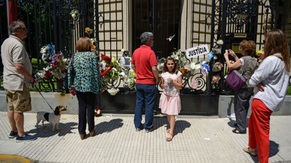 La gente se acercó a la embajada de Francia en Buenos Aires para demostrar su apoyo.