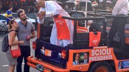 El imitador de Francisco, en un vehículo de campaña de Scioli.