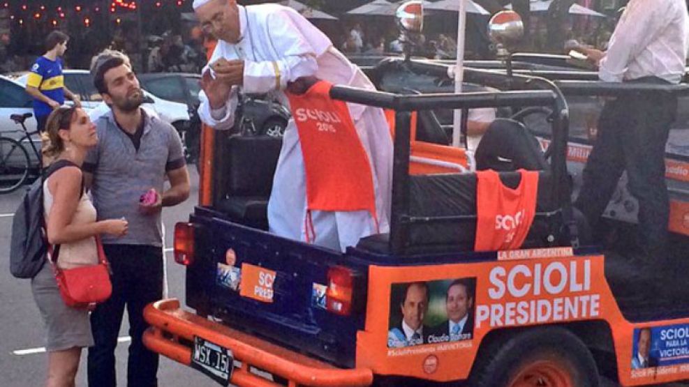 El imitador de Francisco, en un vehículo de campaña de Scioli.