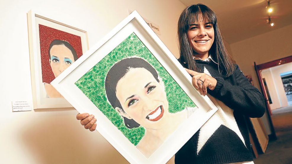 Pop. Sara hizo su gran debut en el mundo del arte en 2013 de la mano de Gustavo Fernández, el dueño del complejo Central Park, y con Juliana Gattas como musa inspiradora. 