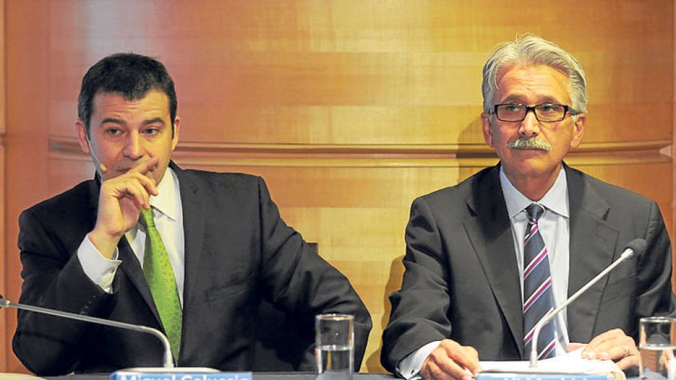 Punto de partida.  Miguel Galuccio y Ali Moshiri, cuando firmaban el acuerdo en 2013.