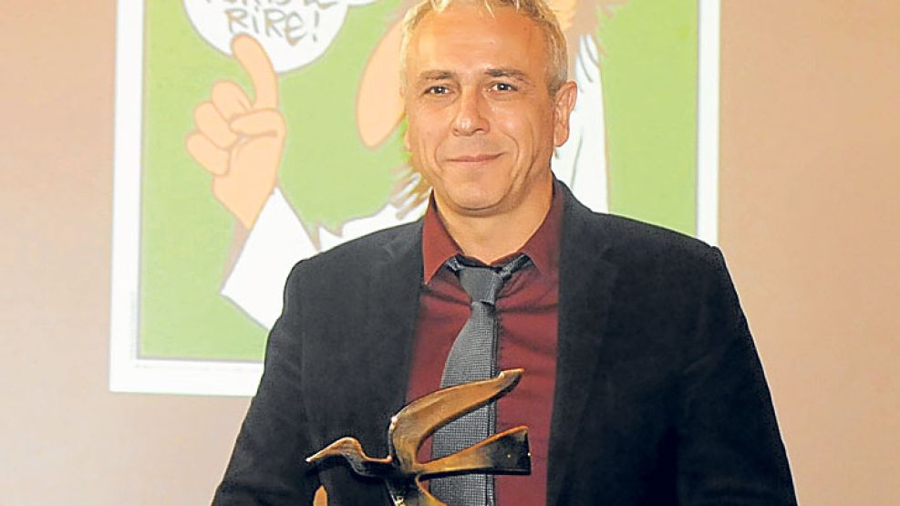 Sobreviviente de Charlie Hebdo con el Premio Perfil.