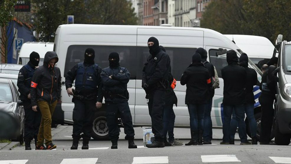 El dispositivo policial busca dar con el paradero de los presuntos terroristas que atacaron en Francia.