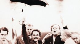 La foto del paraguas: José Ignacio Rucci recibió a Juan Domingo Perón, que volvía.