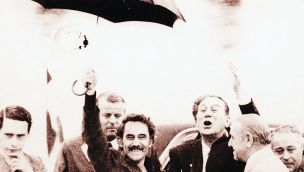 La foto del paraguas: José Ignacio Rucci recibió a Juan Domingo Perón, que volvía.