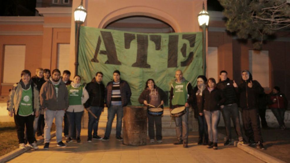 Según pudo saber Perfil.com, entre treinta y cuarenta personas se mantienen dentro de la sede gubernamental, pese a la presencia de fuerzas de seguridad como Policía de la provincia y efectivos de Inf