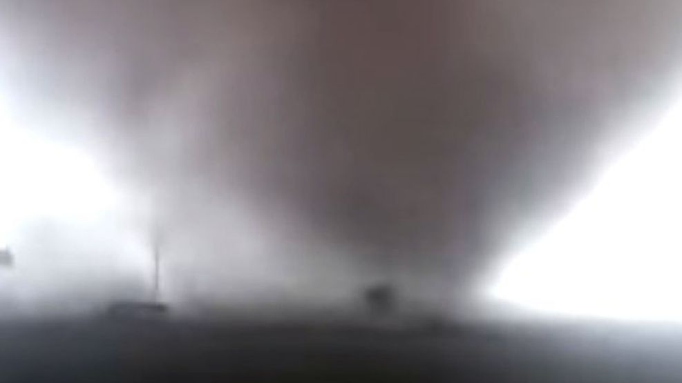 El fuerte tornado fue filmado por un productor en plena tormenta