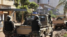 En la capital maliense, un periodista de la AFP corroboró que varios yihadistas abrieron fuego en el hotel, ubicado en pleno centro de la ciudad.