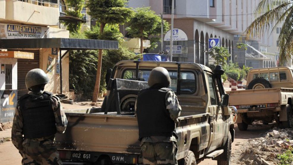 En la capital maliense, un periodista de la AFP corroboró que varios yihadistas abrieron fuego en el hotel, ubicado en pleno centro de la ciudad.