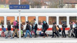 Fila. Un grupo de refugiados llegados de Siria desciende de un tren en una ciudad alemana. 