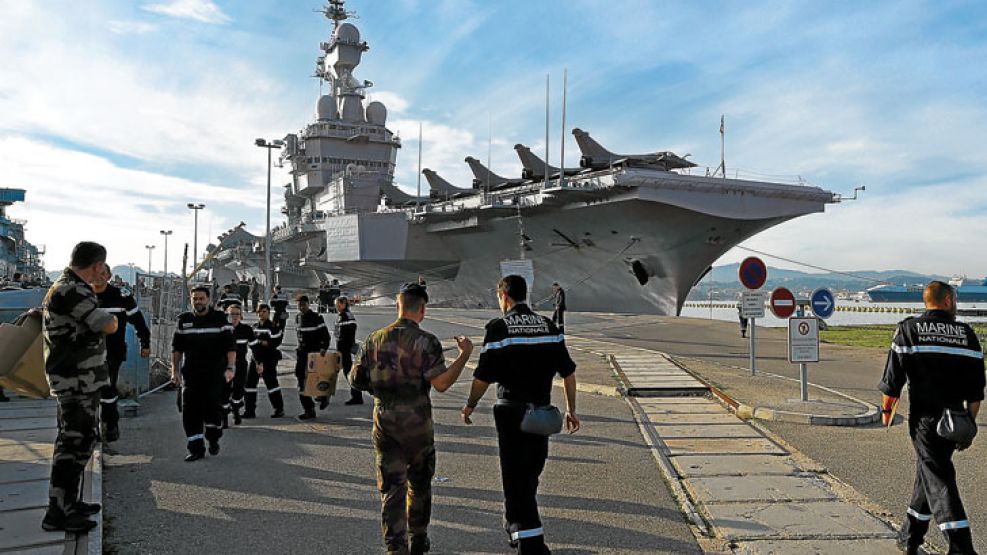 ‘Charles De Gaulle’. El portaaviones zarpó hacia el Mediterráneo y participará de la ofensiva.