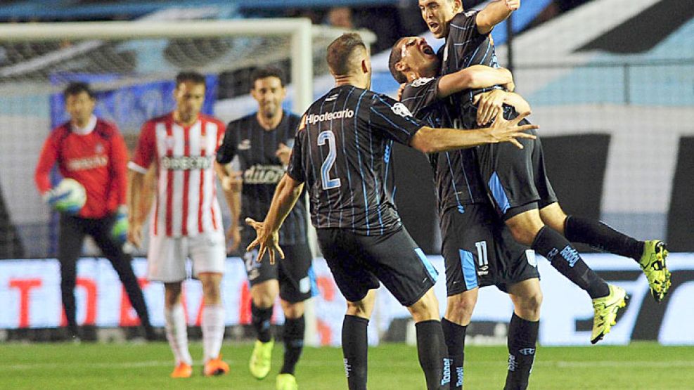 Golazo. Acuña, la figura de la cancha, ya clavó el derechazo al ángulo para abrir el marcador. Lo festeja con Nico Sánchez y Aued.