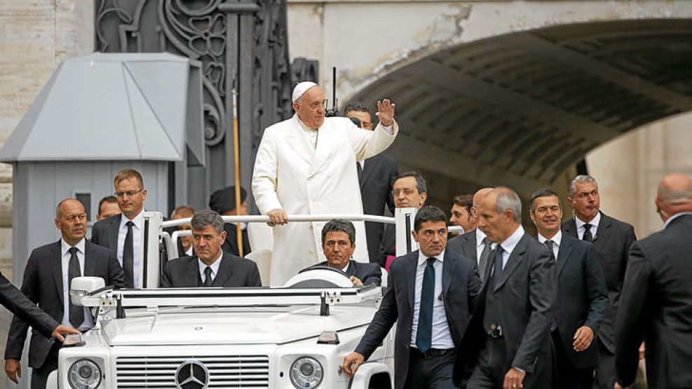 Recorrida. En los últimos días se ven menos fieles. El Papa se niega a dejar de usar el Papamóvil.